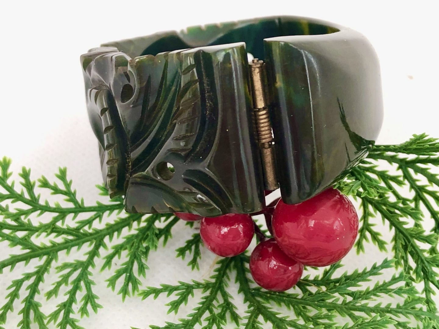 Bakelite Jewelry: Guide to a Timeless Fashion Piece | LoveToKnow